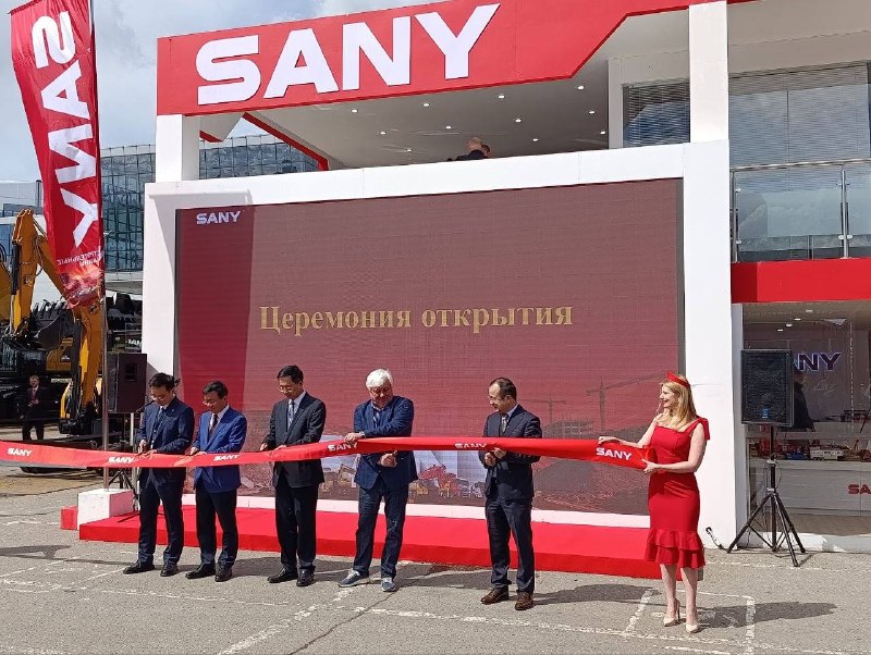 Открытие стенда SANY на выставке: перерезают ленту на фоне большого LED-экрана